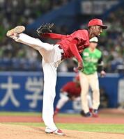 ４回、古賀を空振り三振に仕留めるアドゥワ（撮影・開出牧）