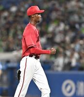 ４回、古賀を空振り三振に仕留め、拳を握るアドゥワ（撮影・開出牧）