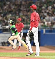 ５回、長岡（後方）に右越えソロを打たれたアドゥワ（撮影・開出牧）
