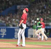 ８回、古賀（右後方）に同点の左越えソロを打たれた遠藤（撮影・開出牧）