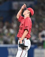 ８回ヤクルト１死、古賀優大に同点の左越えソロを打たれた広島・遠藤淳志＝神宮球場（撮影・開出牧）