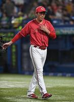 ８回、投手交代を告げた広島・新井貴浩監督＝神宮球場（撮影・開出牧）