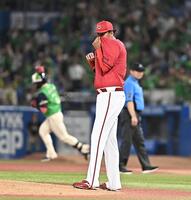 １２回、内山（後方）にサヨナラの左越え２ランを打たれた菊地（撮影・開出牧）