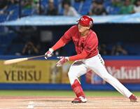 １０回、併殺に倒れた代打・佐藤啓（撮影・開出牧）