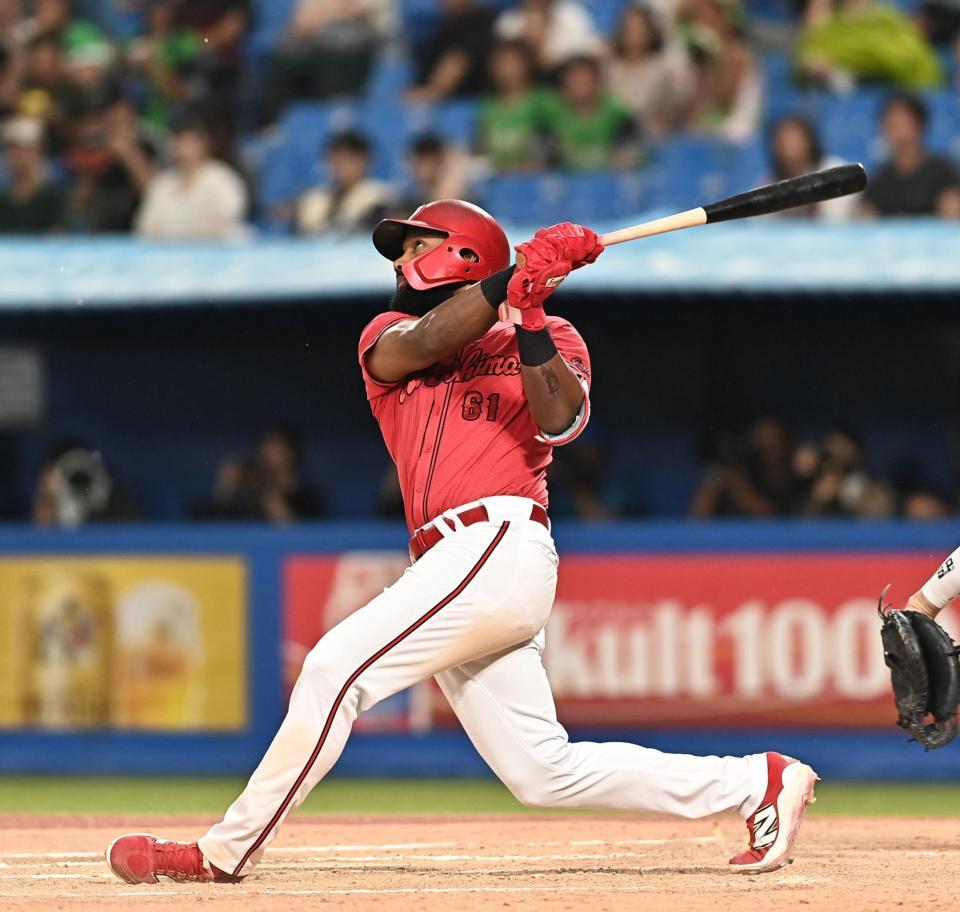 ３回、先制の左犠飛を放つファビアン（撮影・開出牧）