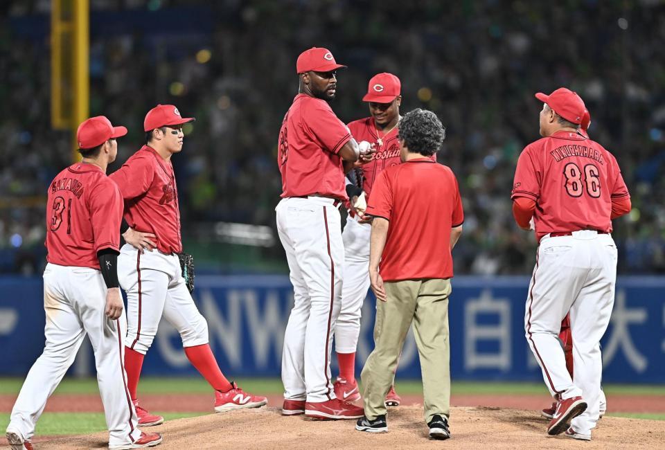 ７回、サンタナにタイムリー内野安打を打たれたハーン（中央）＝撮影・開出牧