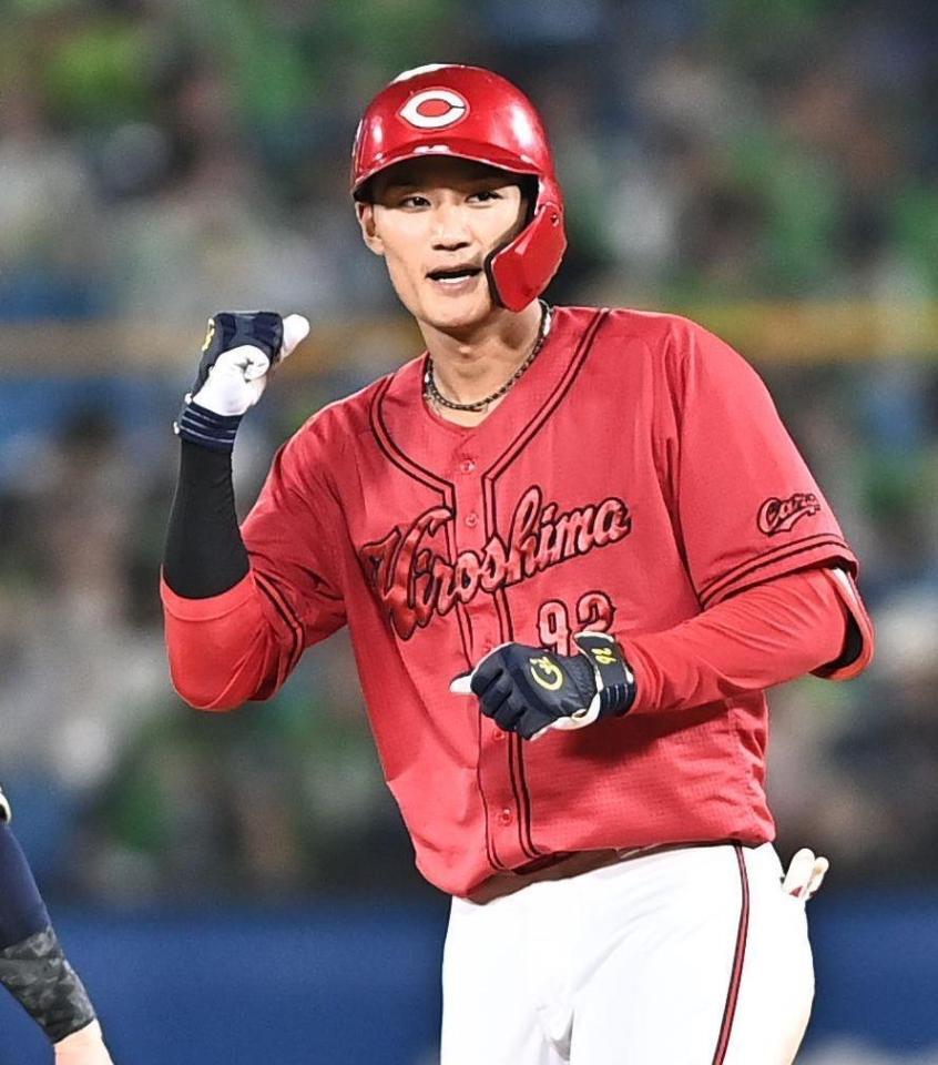 ５回、右越え二塁打を放ちガッツポーズを決める名原（撮影・開出牧）