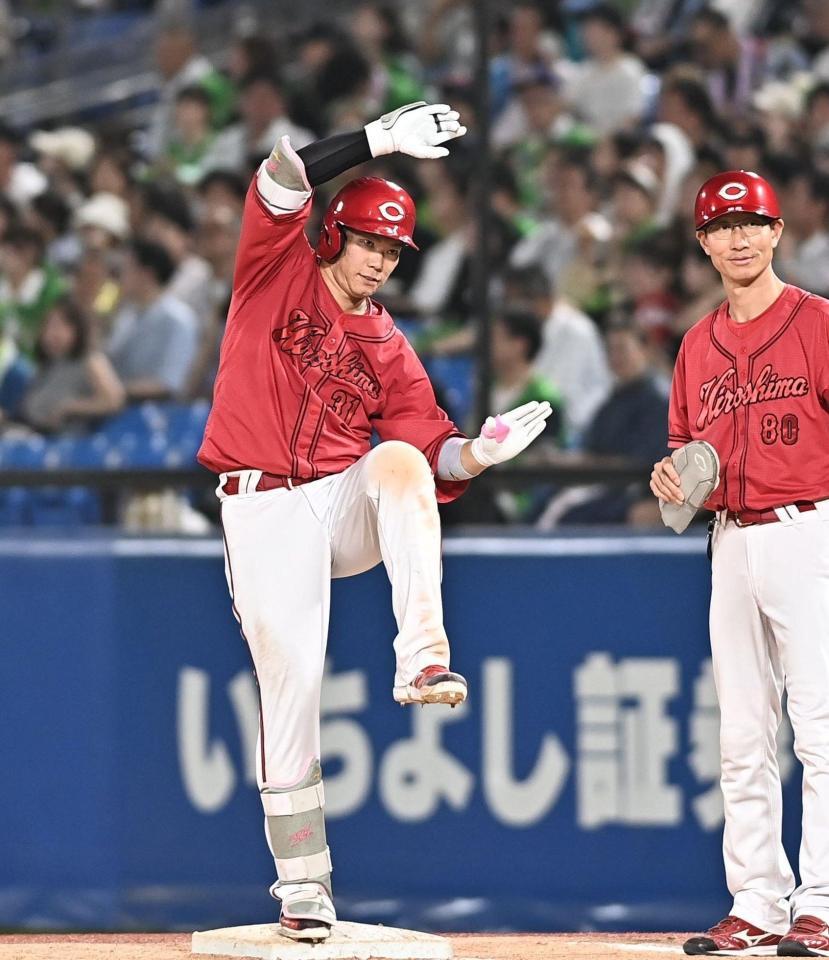 ５回、右前適時打を放ちポーズを決める坂倉（撮影・開出牧）
