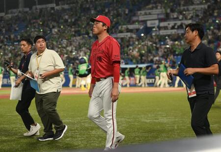 ヤクルトにサヨナラ負けを喫し引き揚げる新井監督（撮影・開出牧）