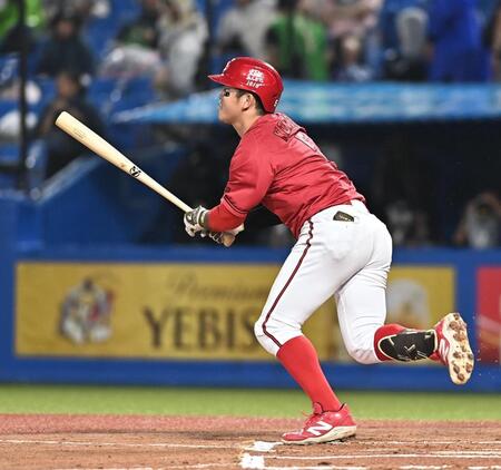 １０回、中飛に倒れた小園（撮影・開出牧）