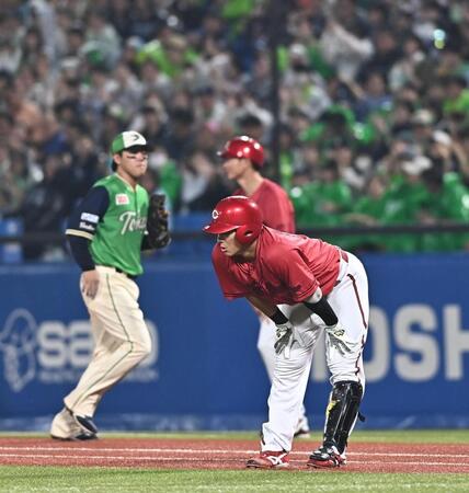 ９回、三直に倒れた佐々木（手前）＝撮影・開出牧