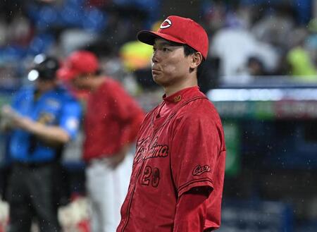 ７回１失点の好投報われず悔しさをにじませる栗林。後方は投手交代を告げる新井監督（撮影・開出牧）