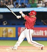 ５回、右前適時打を放つ坂倉（撮影・開出牧）