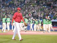歓喜のヤクルトナインを背に引き揚げる菊地