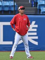 外野で試合前の練習を見守る新井監督（撮影・開出牧）