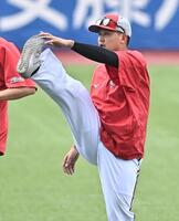 試合前の練習でアップをする森（撮影・開出牧）