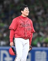 ５回、長岡にライトポール際にあわやの特大ファウルを打たれ苦笑いの栗林（撮影・開出牧）