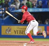 １０回、中飛に倒れた小園（撮影・開出牧）