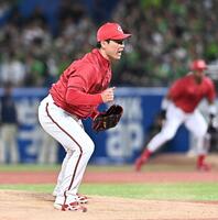 ５回、長岡を空振り三振に仕留めほえる栗林（撮影・開出牧）