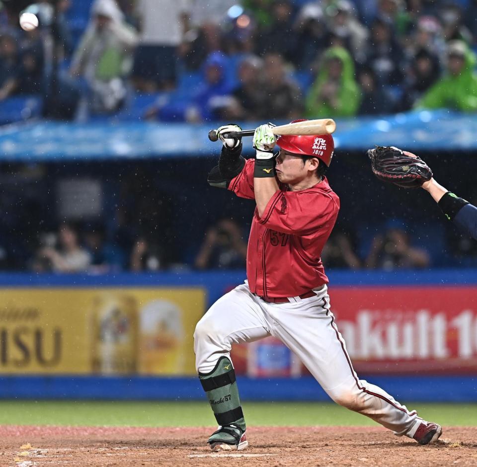 ９回、送りバントを失敗した持丸（撮影・開出牧）