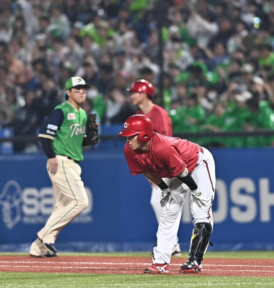 ９回、三直に倒れた佐々木（手前）＝撮影・開出牧