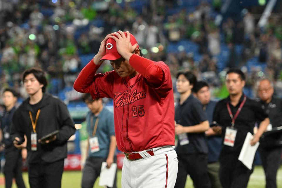 ２試合連続のサヨナラ負けを喫し引き揚げる新井監督（撮影・開出牧）
