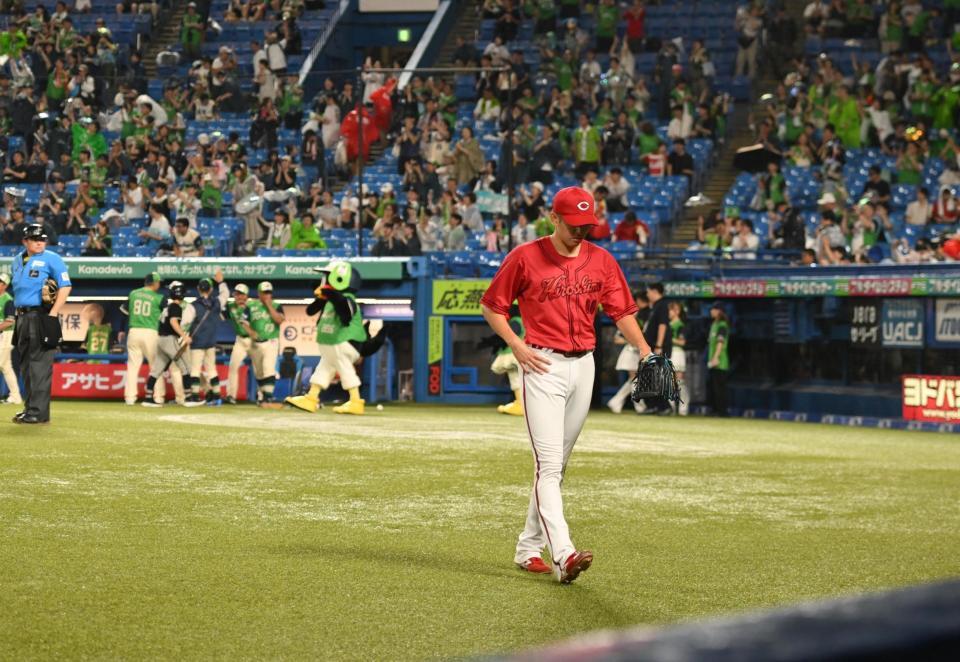 １０回、代打・古賀にサヨナラの右犠飛を打たれ肩を落とす遠藤（右手前）＝撮影・開出牧