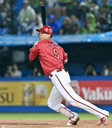 ９回、左前に同点打を放つ秋山（撮影・開出牧）