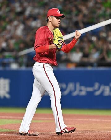 ７回、長岡を捕邪飛に打ち取りガッツポーズを決める辻（撮影・開出牧）