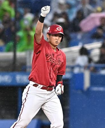 １回、左前適時打を放ちガッツポーズを決める佐々木（撮影・開出牧）
