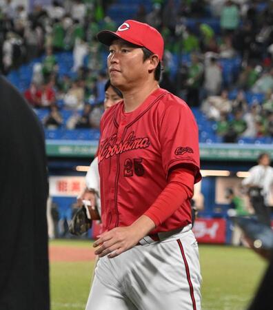 ヤクルトに競り勝ち引き揚げる新井監督（撮影・開出牧）