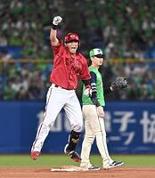 ９回、勝ち越しの右越え適時二塁打を放ちガッツポーズを決める佐々木（撮影・開出牧）