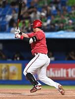 ９回、勝ち越しの右越え適時二塁打を放つ佐々木泰（撮影・開出牧）