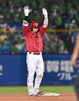 ９回、左越え二塁打を放ち歓声に応える坂倉（撮影・開出牧）