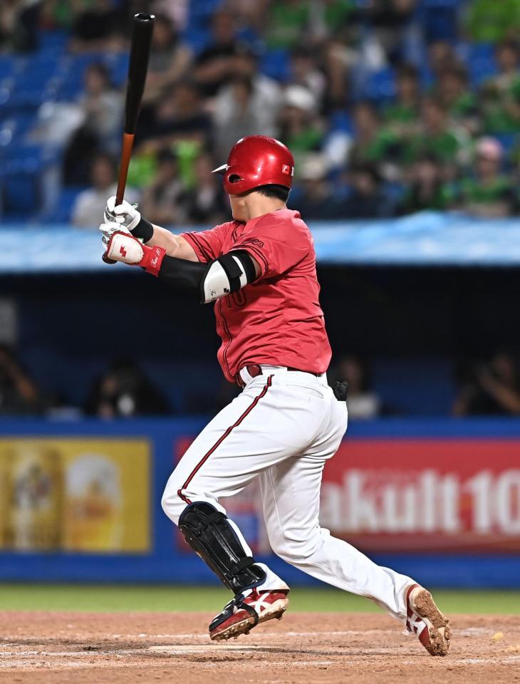９回、勝ち越しの右越え適時二塁打を放つ佐々木泰（撮影・開出牧）