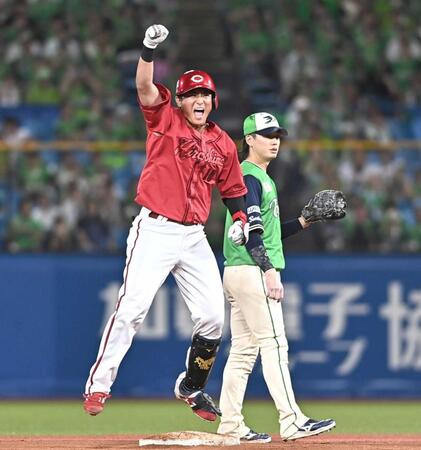９回、勝ち越し二塁打を放ち、ガッツポーズを決める佐々木（撮影・開出牧）