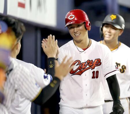 ６回、高の適時二塁打で生還した佐々木（撮影・伊藤笙子）