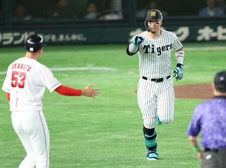 １回、先制ソロを放つ佐藤輝（撮影・金田祐二）