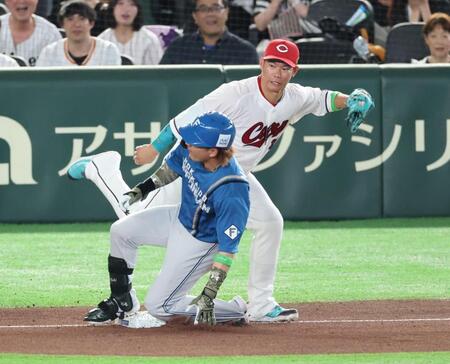 ４回、安打を放ち三塁を狙う水野を阻止する坂倉（撮影・金田祐二）