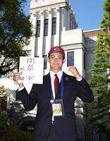 カープから指名あいさつを受け、母校を背に活躍を誓う甲南大・岡本＝２４年