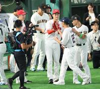 ナインを迎える岡本（撮影・金田祐二）