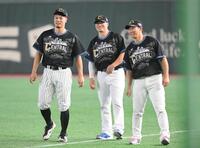 試合前に談笑する（左から）佐藤輝、細川、坂倉（撮影・開出牧）