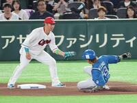 ４回、安打を放ち三塁を狙う水野を阻止する坂倉（撮影・金田祐二）