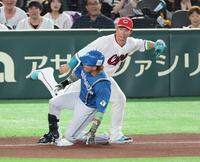 ４回、安打を放ち三塁を狙う水野を阻止する坂倉（撮影・金田祐二）