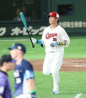 ４回、三飛に倒れた坂倉（撮影・金田祐二）