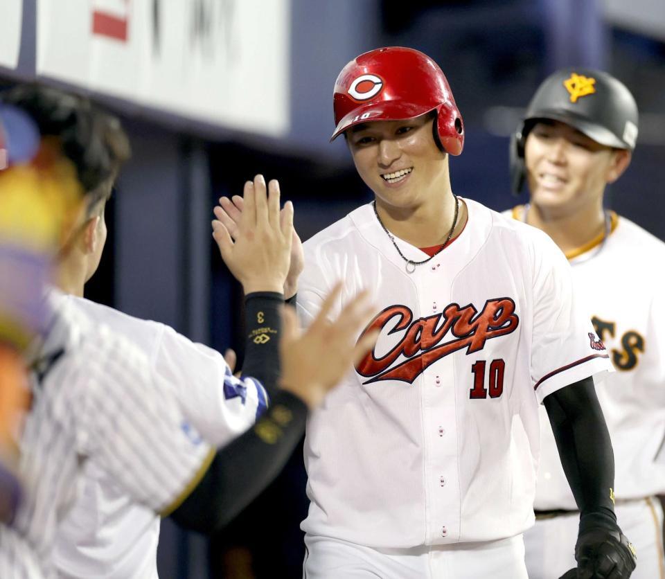 ６回、高の適時二塁打で生還した佐々木（撮影・伊藤笙子）