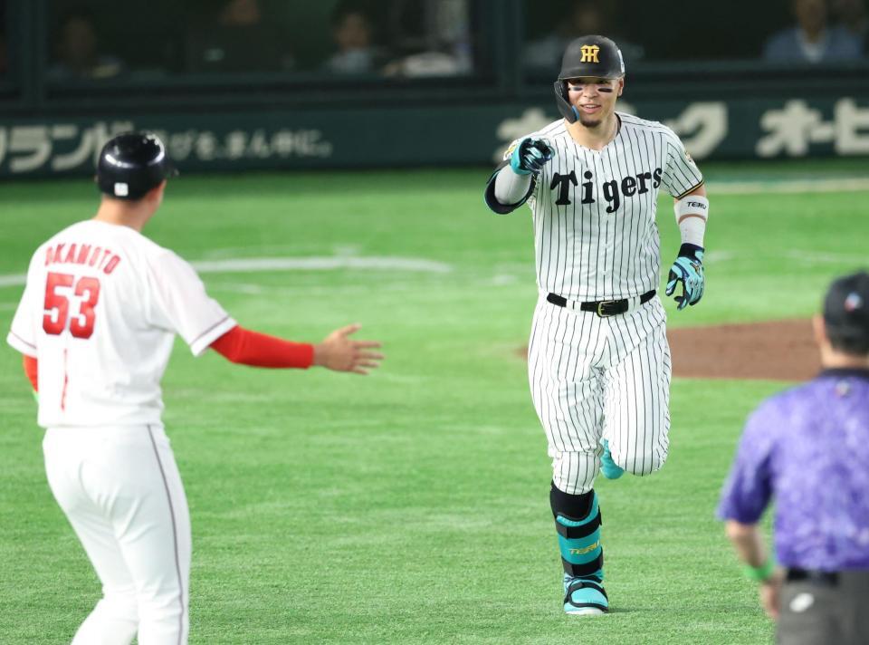 １回、先制ソロを放つ佐藤輝（撮影・金田祐二）