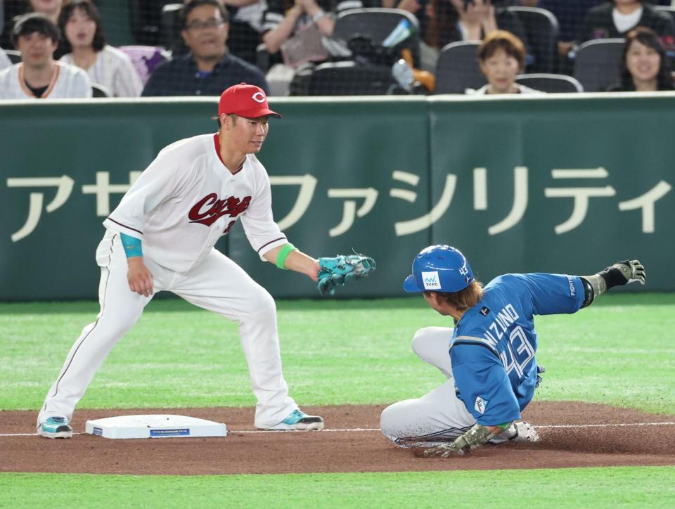 ４回、安打を放ち三塁を狙う水野を阻止する坂倉（撮影・金田祐二）