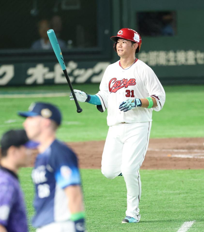 ４回、三飛に倒れた坂倉（撮影・金田祐二）