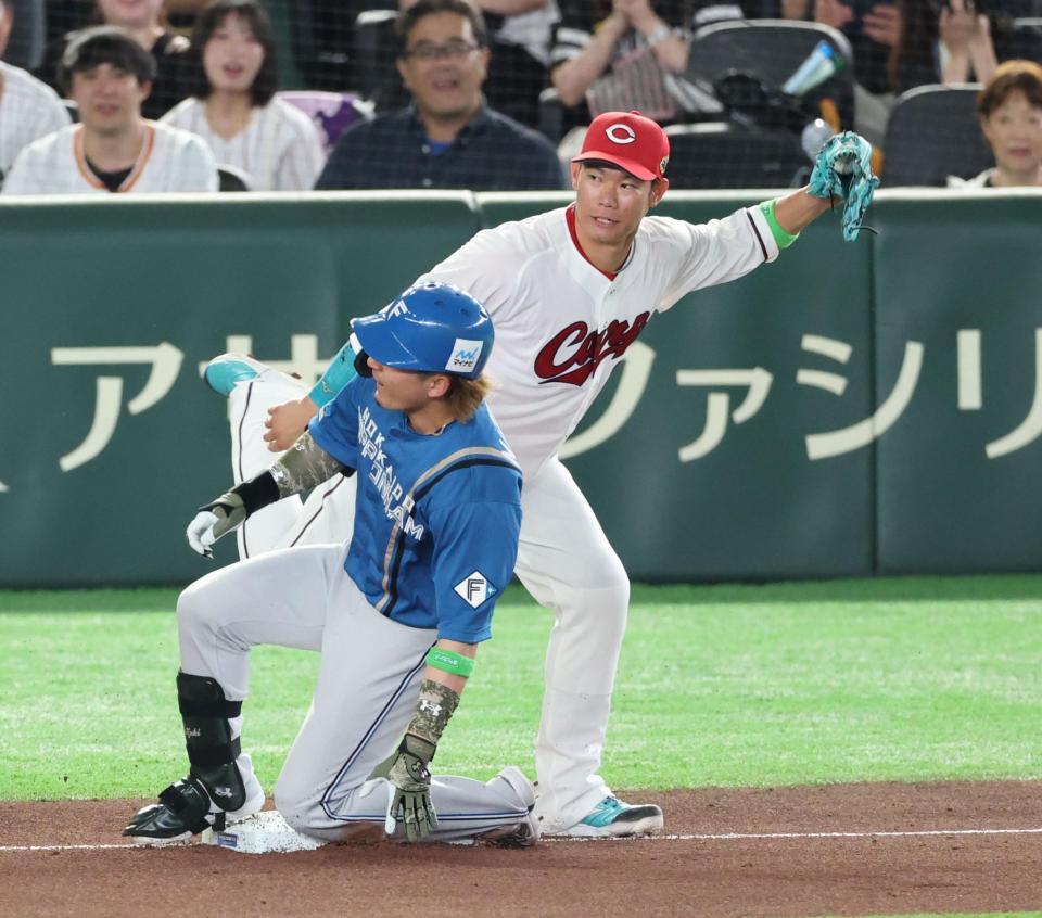 ４回、安打を放ち三塁を狙う水野を阻止する坂倉（撮影・金田祐二）
